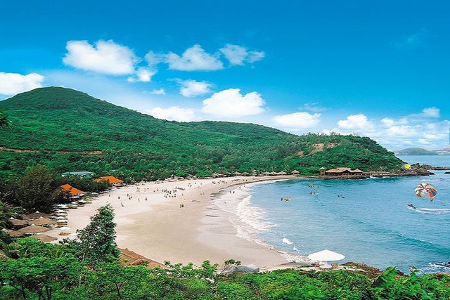 Bãi biển biệt lập cách trung tâm chưa tới 10km, du khách nhận xét: Đúng là biển xanh, cát trắng!- Ảnh 2.