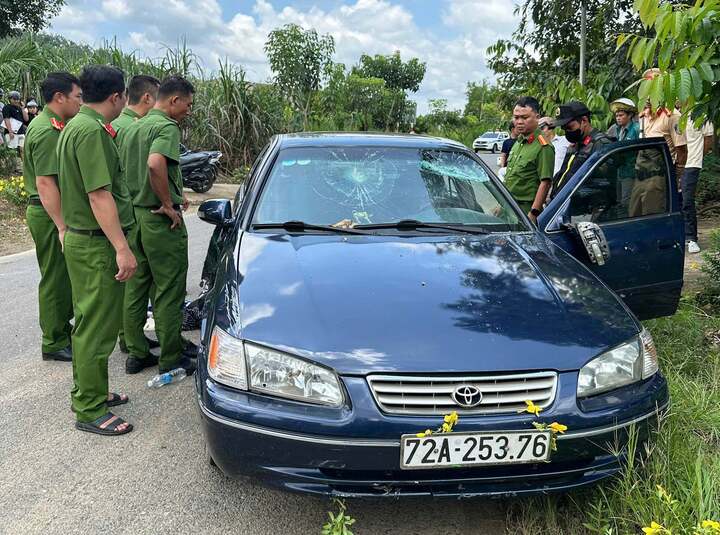 Công an Lâm Đồng truy bắt 3 người trên ô tô ‘thông chốt’, va chạm 2 xe máy- Ảnh 2.