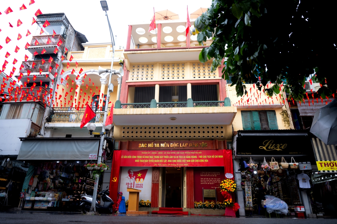 Khung cảnh bất ngờ bên trong ngôi nhà đặc biệt giữa lòng phố cổ Hà Nội sau 80 năm- Ảnh 1.