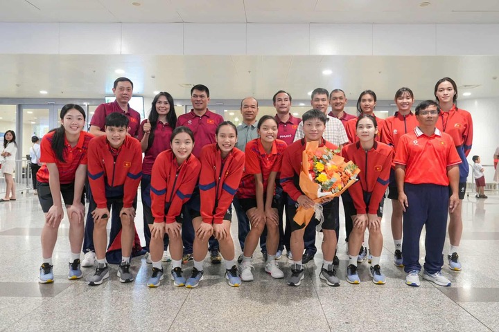 U21 bóng chuyền nữ Việt Nam về nước, kết thúc giải đấu đầy tranh cãi- Ảnh 1.