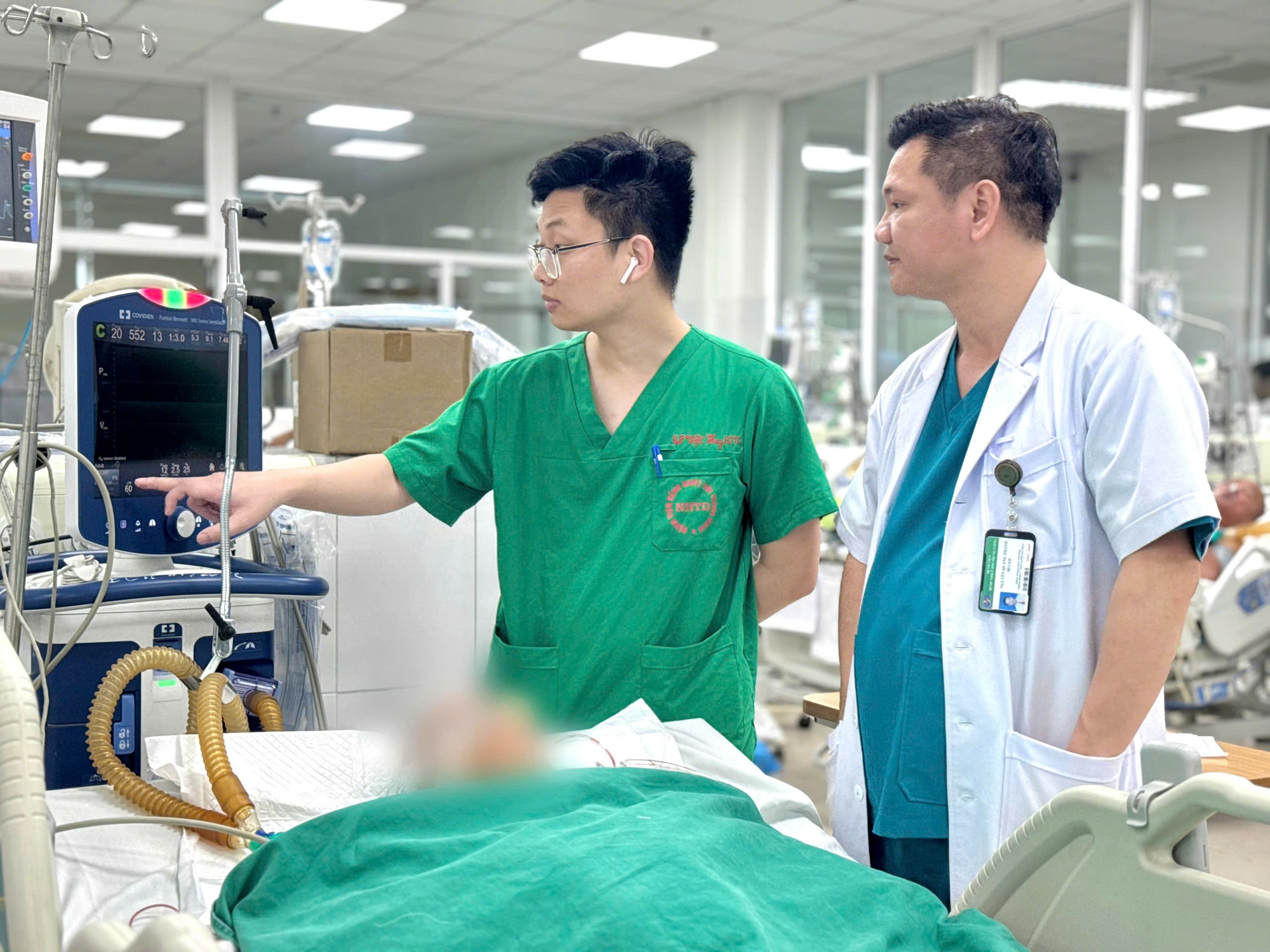 Giành lại sự sống nhờ ca phẫu thuật khẩn cấp, người đàn ông 54 tuổi ở Hà Nội thoát khỏi “quả bom nổ chậm” trong não- Ảnh 2.