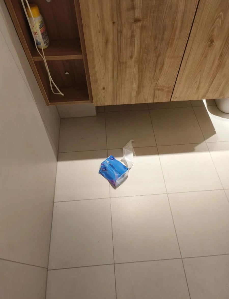 Bịch giấy nằm dưới sàn nhà tắm: Bài kiểm tra 99% đàn ông không qua được?- Ảnh 1.