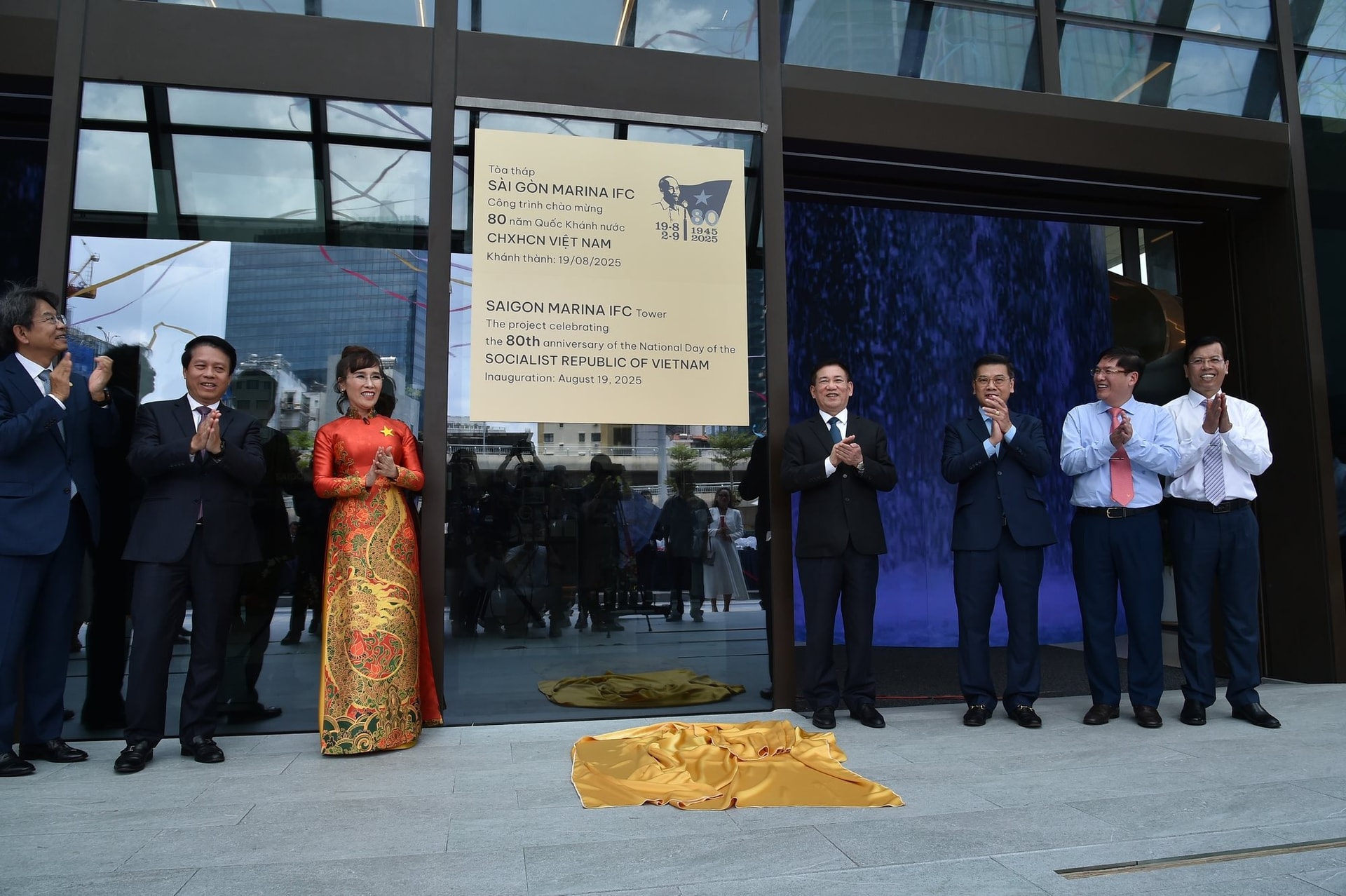 4 tỷ phú đô la Nguyễn Thị Phương Thảo, Phạm Nhật Vượng, Trần Đình Long, Hồ Hùng Anh cùng ''phất cờ'' khởi động các "quả đấm thép" dọc miền đất nước- Ảnh 3.
