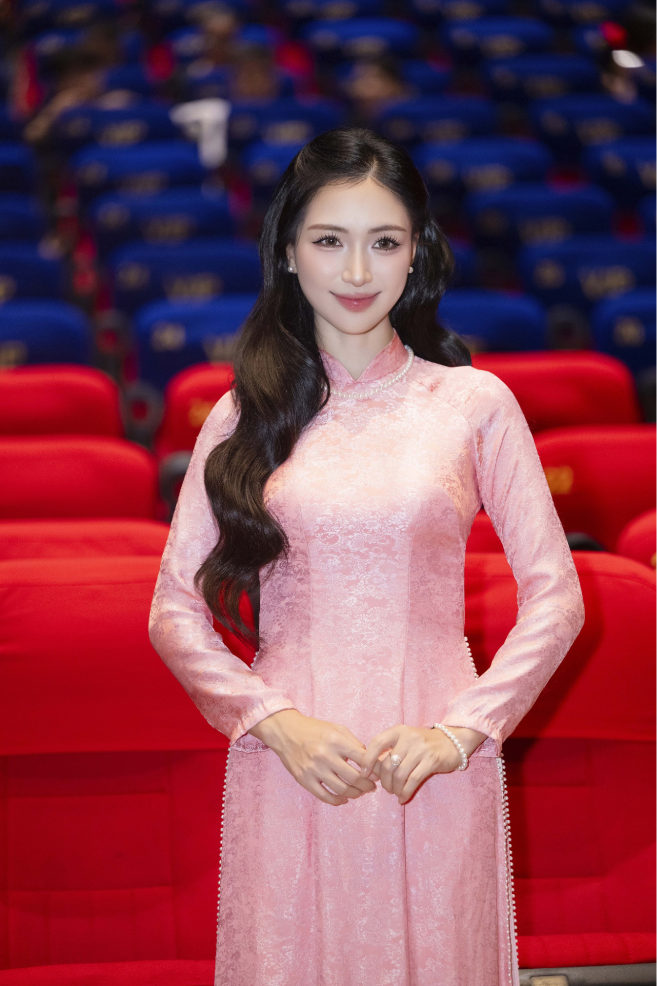 Hòa Minzy bật khóc khi hát OST Mưa Đỏ, nghẹn ngào chia sẻ về hai câu thoại đắt giá trong phim- Ảnh 5.
