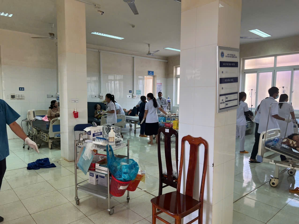Hai bệnh viện khẩn trương cấp cứu 38 nạn nhân vụ lật xe khách- Ảnh 2.
