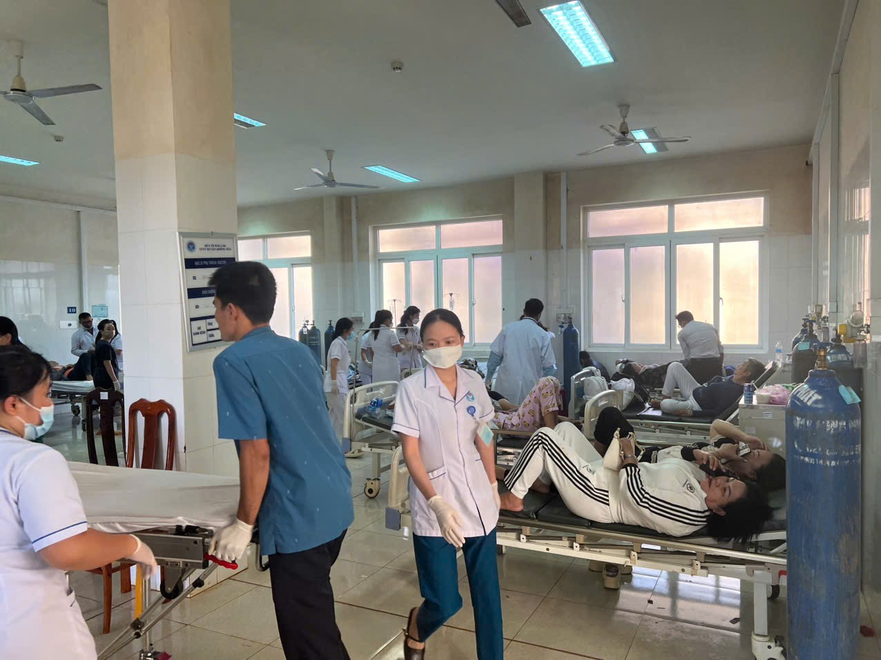 Hai bệnh viện khẩn trương cấp cứu 38 nạn nhân vụ lật xe khách- Ảnh 1.