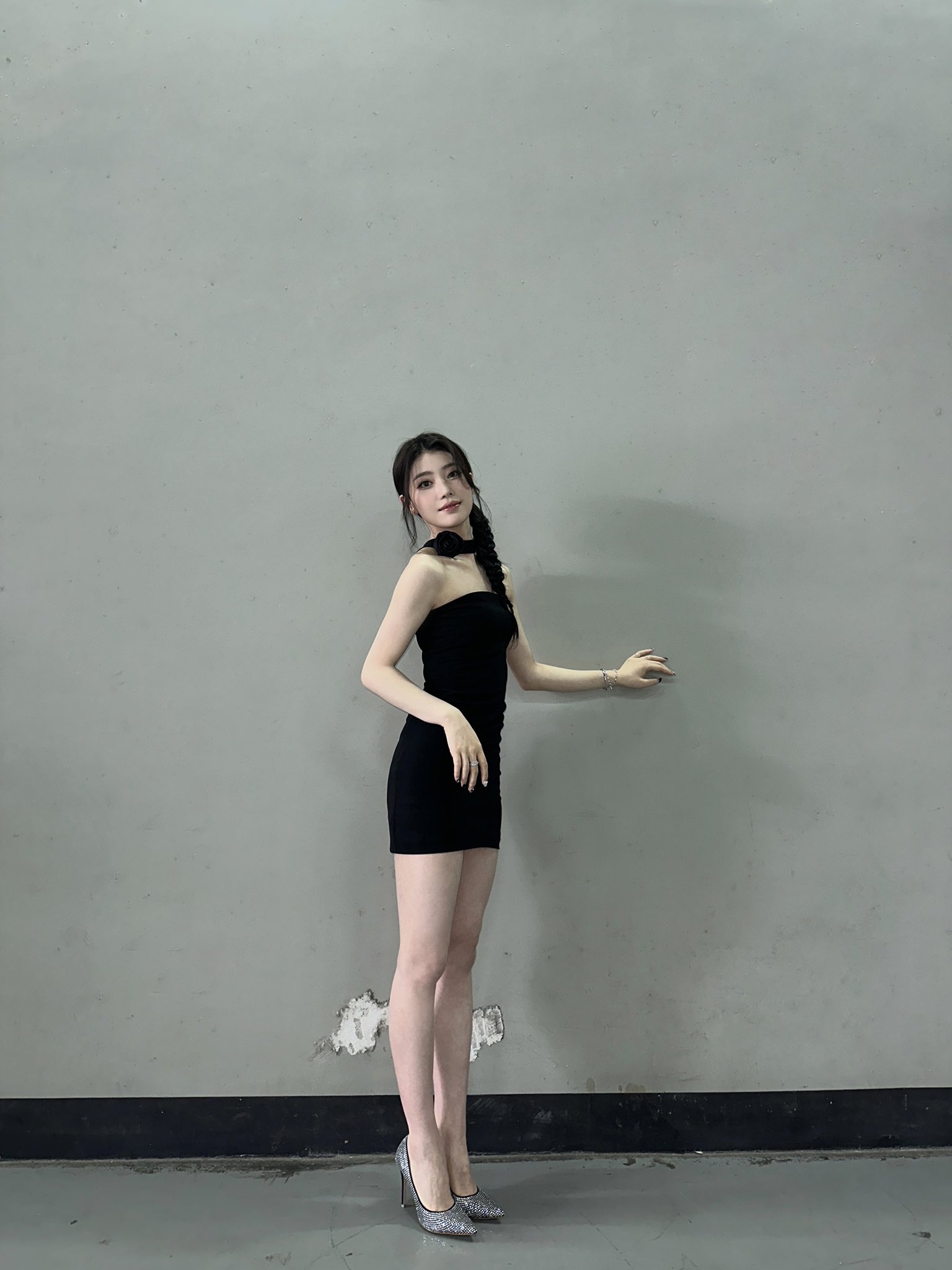 Thiên thần Kpop làm lu mờ Jang Wonyoung: Visual lẫn body đỉnh khỏi bàn nhưng bị gọi là center “giả mạo”- Ảnh 10.