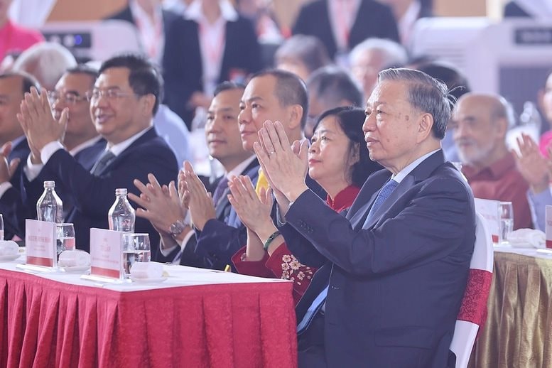 4 tỷ phú đô la Nguyễn Thị Phương Thảo, Phạm Nhật Vượng, Trần Đình Long, Hồ Hùng Anh cùng ''phất cờ'' khởi động các "quả đấm thép" dọc miền đất nước- Ảnh 2.