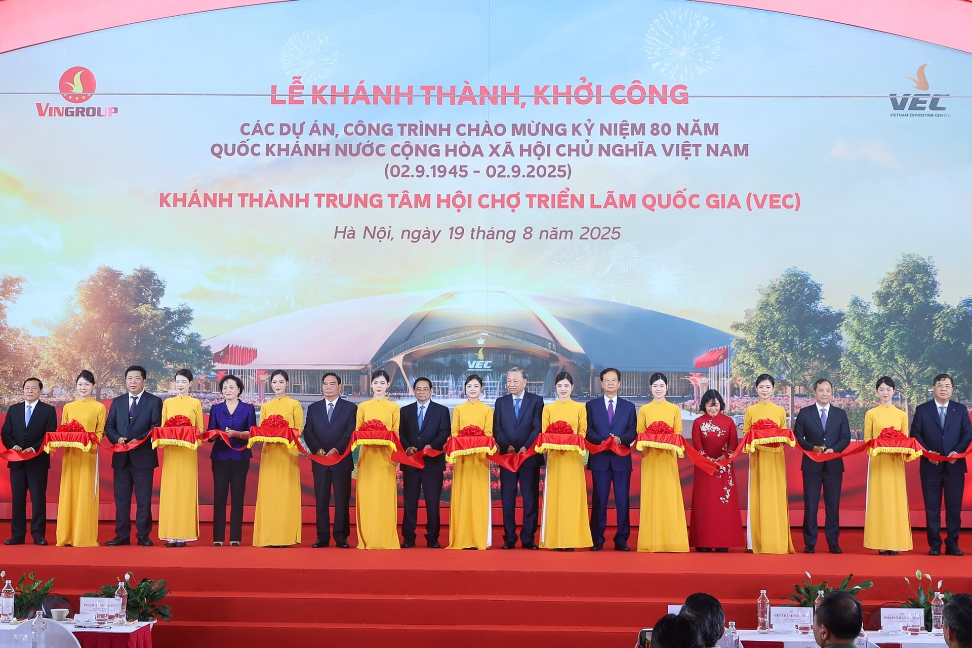 4 tỷ phú đô la Nguyễn Thị Phương Thảo, Phạm Nhật Vượng, Trần Đình Long, Hồ Hùng Anh cùng ''phất cờ'' khởi động các "quả đấm thép" dọc miền đất nước- Ảnh 1.