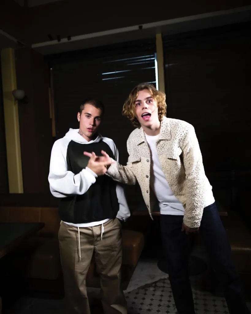 "Hoàng tử tạo hit với Justin Bieber" đổ bộ Nội Bài, bay cùng chuyến với 1 sao Việt cực đặc biệt!- Ảnh 16.
