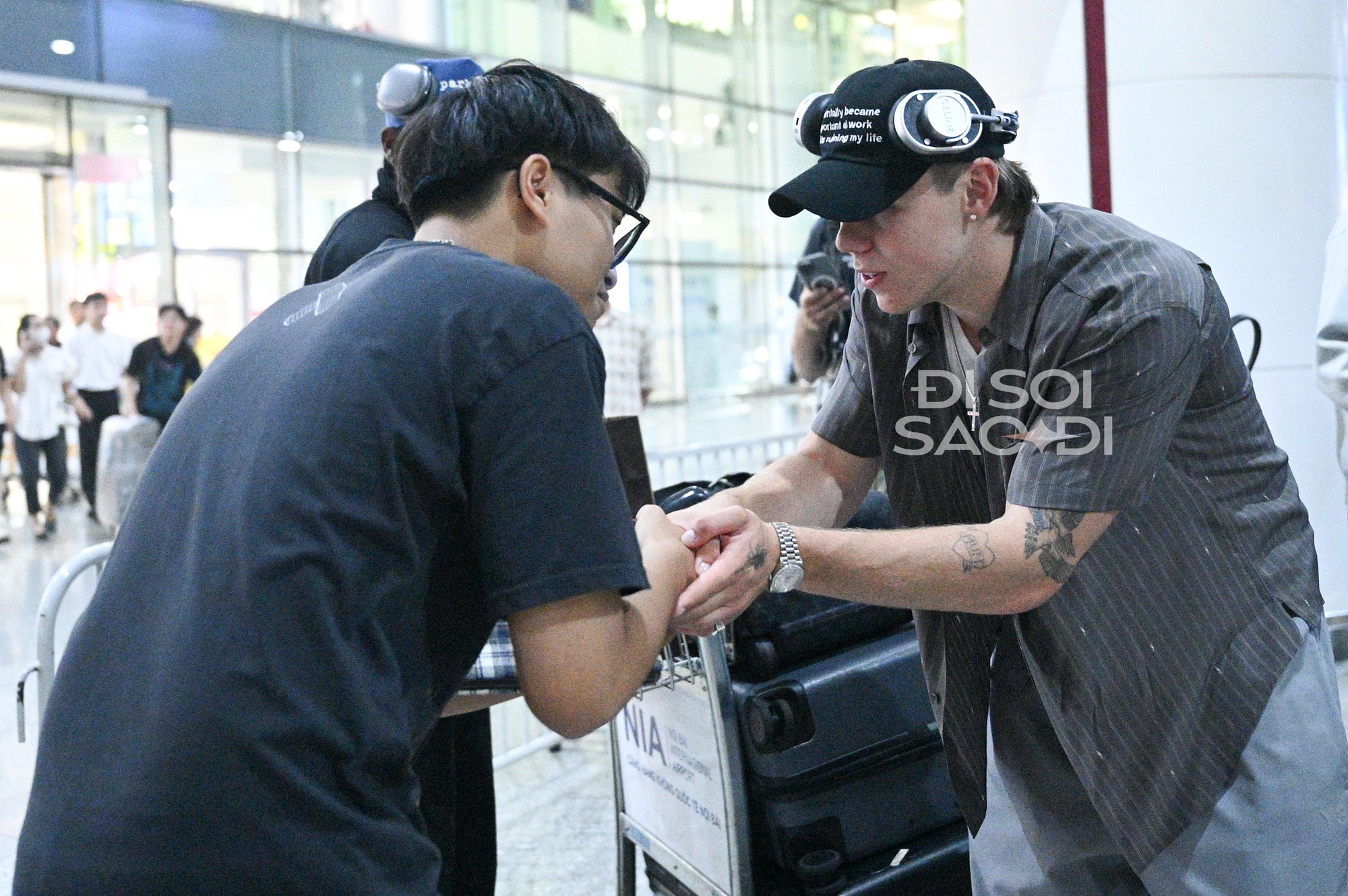 "Hoàng tử tạo hit với Justin Bieber" đổ bộ Nội Bài, bay cùng chuyến với 1 sao Việt cực đặc biệt!- Ảnh 10.