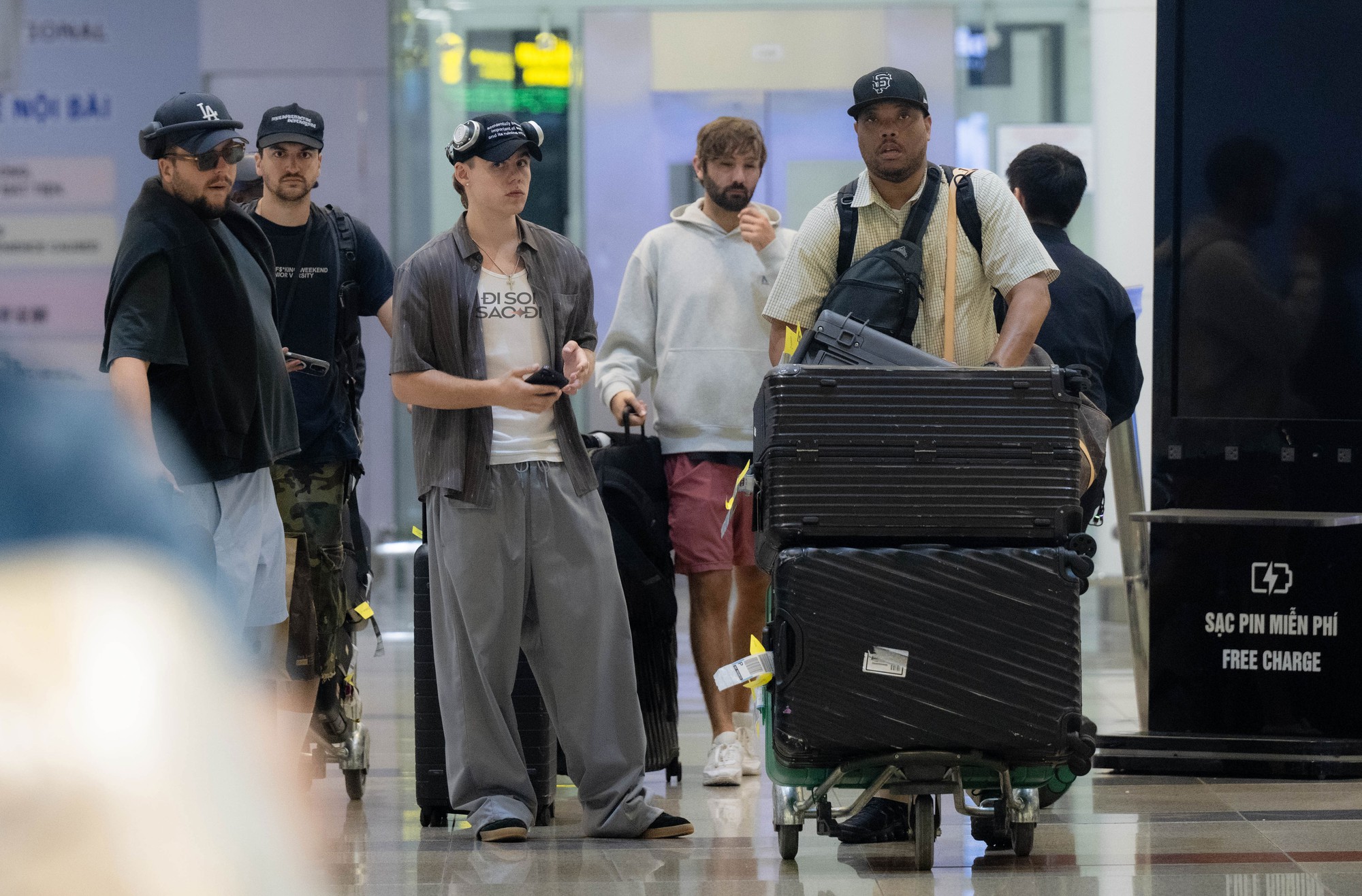 "Hoàng tử tạo hit với Justin Bieber" đổ bộ Nội Bài, bay cùng chuyến với 1 sao Việt cực đặc biệt!- Ảnh 5.