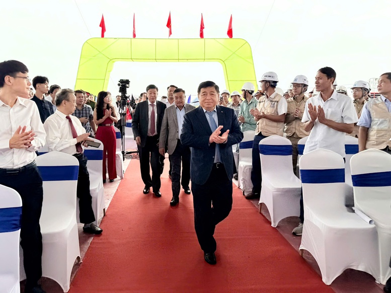 Hôm nay, cây cầu hơn 10.000 tỷ đồng vượt sông Hồng, kết nối Hà Nội đến Hưng Yên chính thức khởi công- Ảnh 2.