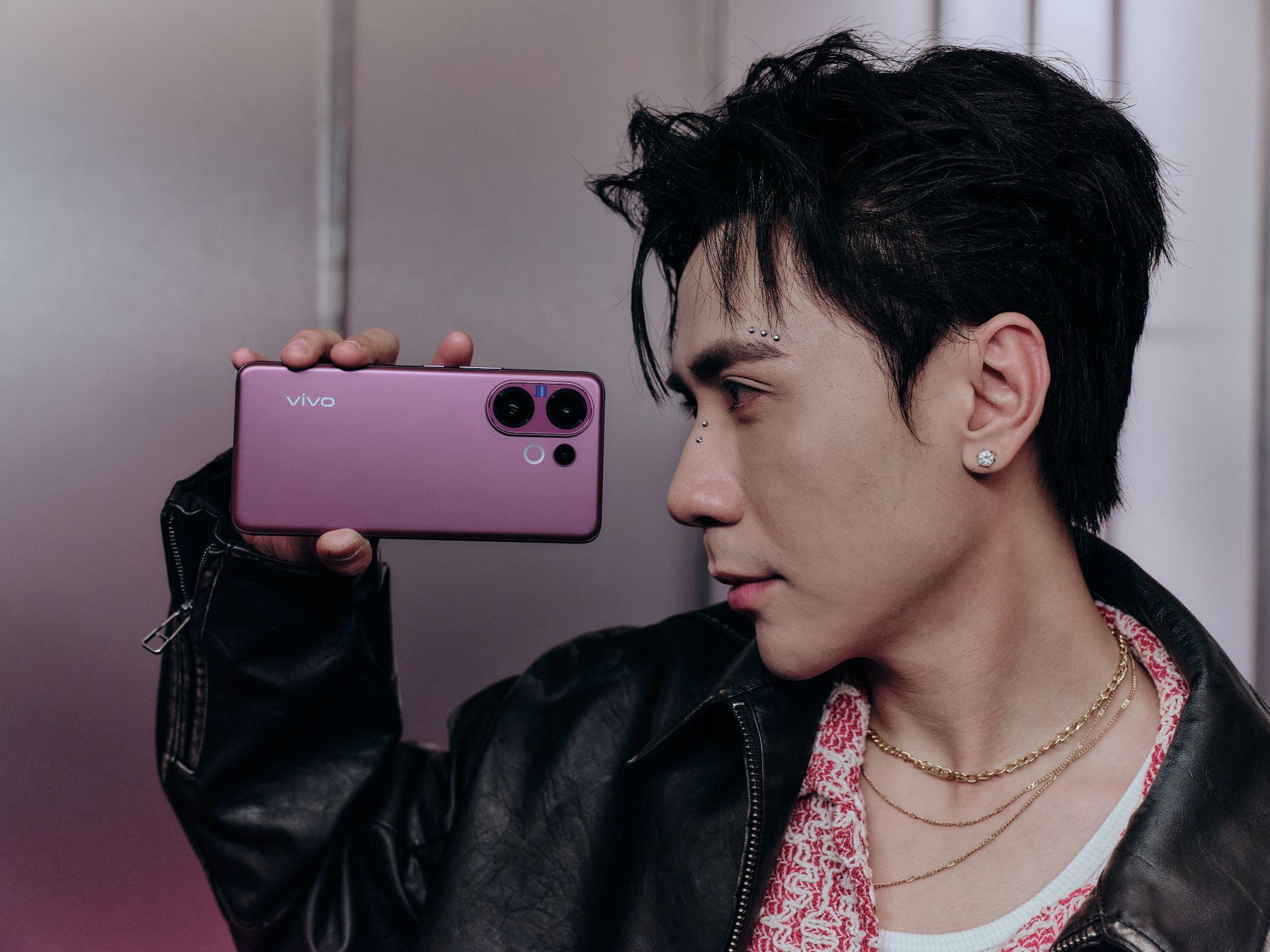 Màu sắc của vivo V60 được hé lộ trong MV Thả Anh Ra của Quang Hùng MasterD- Ảnh 3.