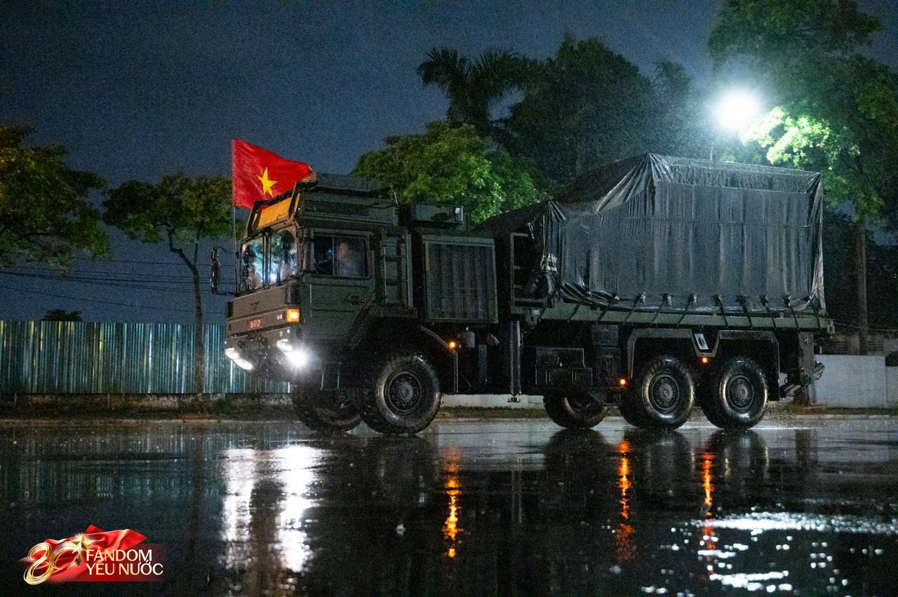 Dàn khí tài tham gia diễu binh, diễu hành di chuyển về trung tâm Hà Nội trong đêm mưa- Ảnh 14.
