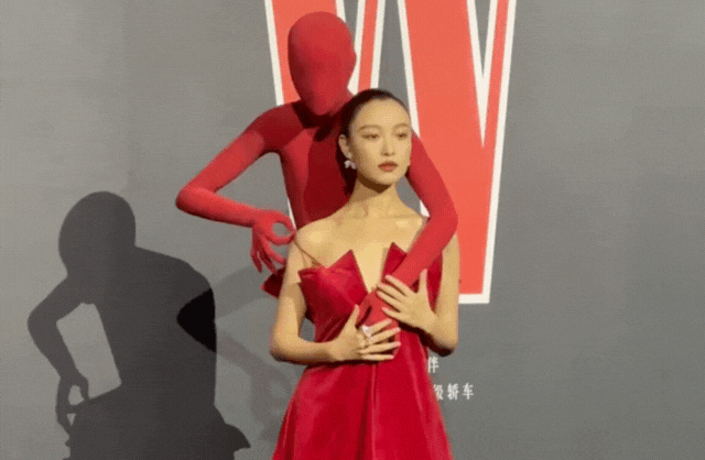 Siêu thảm đỏ hot nhất tối nay: Nhiệt Ba trưng trổ body 