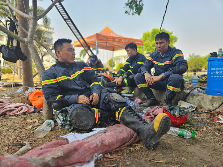 Dùng gà 'trinh sát' hang sâu 250m: Quyết định không bỏ cuộc trong mưa đá- Ảnh 4.