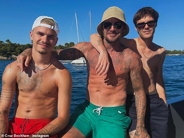 David Beckham và 2 con trai ăn uống vui vẻ, cậu cả Brooklyn buồn thiu khi 