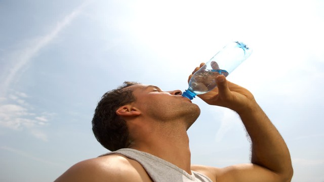 Người đàn ông bất ngờ bị suy thận: Bác sĩ nói thẳng “uống nước kiểu này cực nguy hiểm, nhiều người mắc”- Ảnh 2.