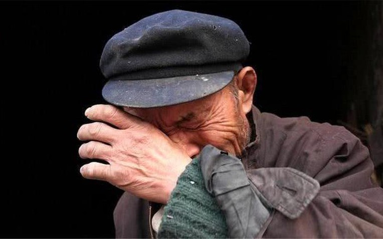 "Lỡ miệng" tiết lộ sổ tiết kiệm, ông lão U70 bị con trai vét sạch rồi lạnh lùng quay lưng- Ảnh 1.