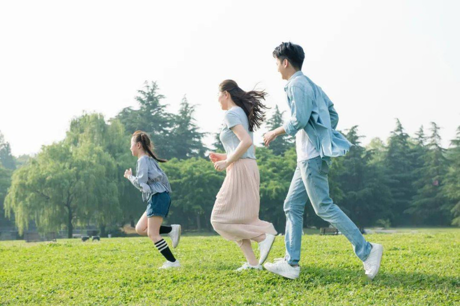 Ba lần cha mẹ buông tay giúp trẻ trưởng thành- Ảnh 2.
