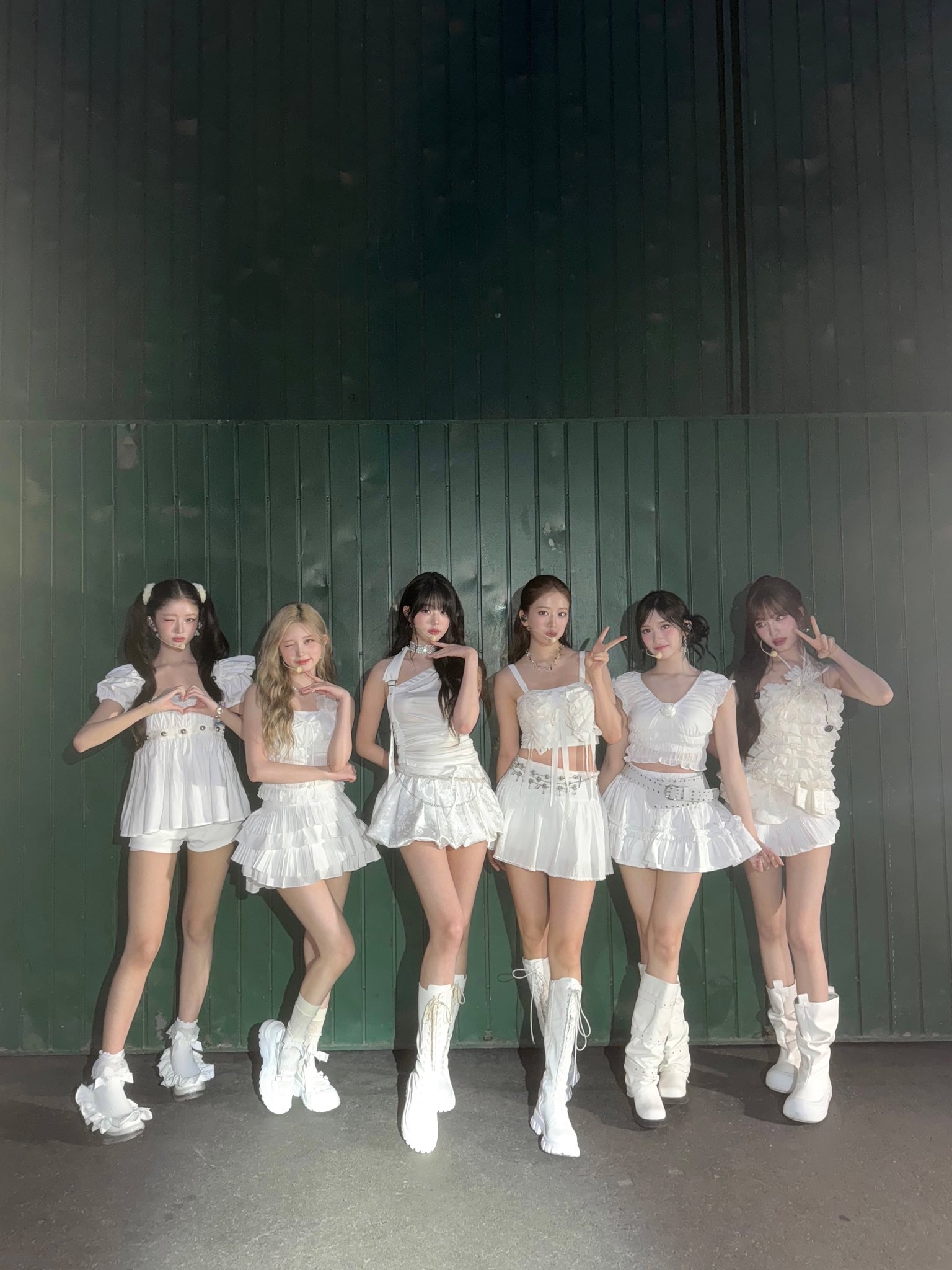 3 giây bị "quăng mic" khiến công chúa Kpop giật thót tim- Ảnh 1.