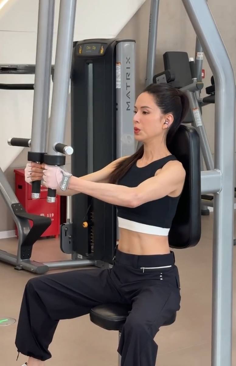 Lý Nhược Đồng khoe body cực phẩm tuổi 58: Vòng eo số 11, cánh tay săn chắc và thần thái không tuổi- Ảnh 4. Lý Nhược Đồng khoe body cực phẩm tuổi 58: Vòng eo số 11, cánh tay săn chắc và thần thái không tuổi- Ảnh 4.