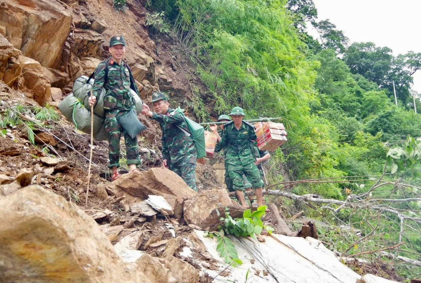 Vượt núi, vượt sông cõng hàng cứu trợ vào tiếp tế người dân đang bị cô lập do lũ- Ảnh 14.