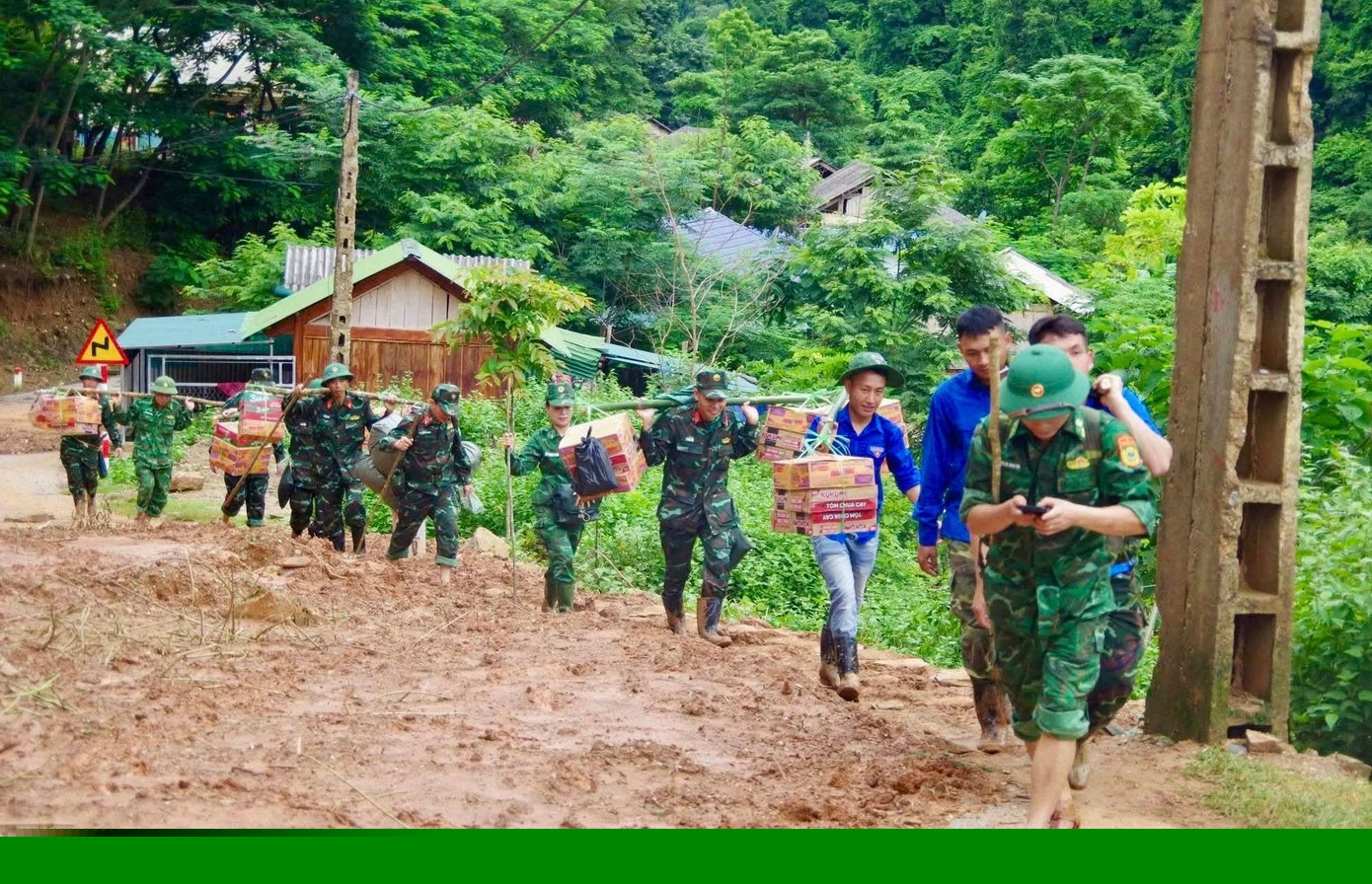 Vượt núi, vượt sông cõng hàng cứu trợ vào tiếp tế người dân đang bị cô lập do lũ- Ảnh 15.