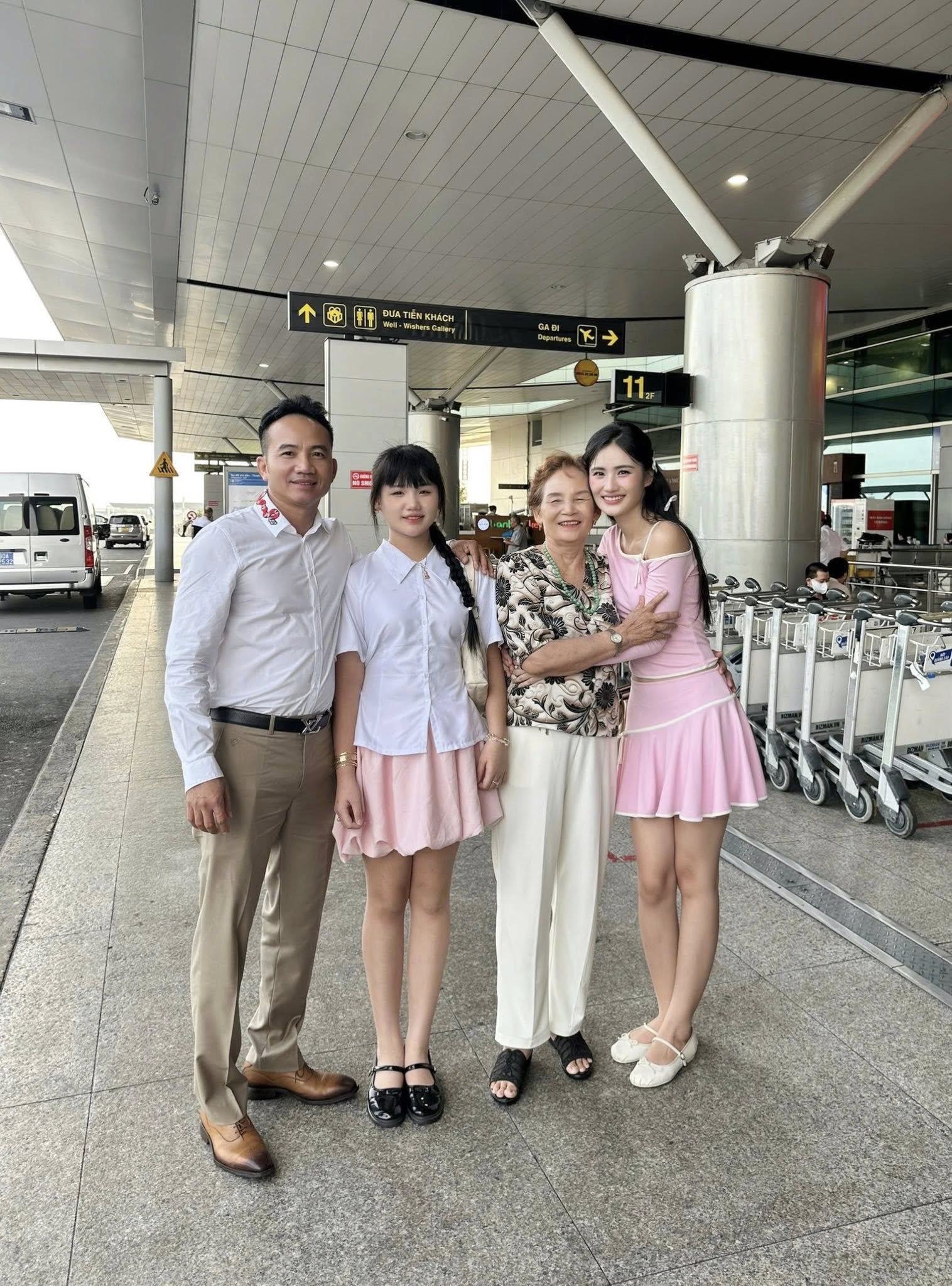 Bạn trai Ý Nhi tiếp tục vắng mặt trong ngày nàng Hậu tạm rời showbiz- Ảnh 2. Bạn trai Ý Nhi tiếp tục vắng mặt trong ngày nàng Hậu tạm rời showbiz- Ảnh 2.