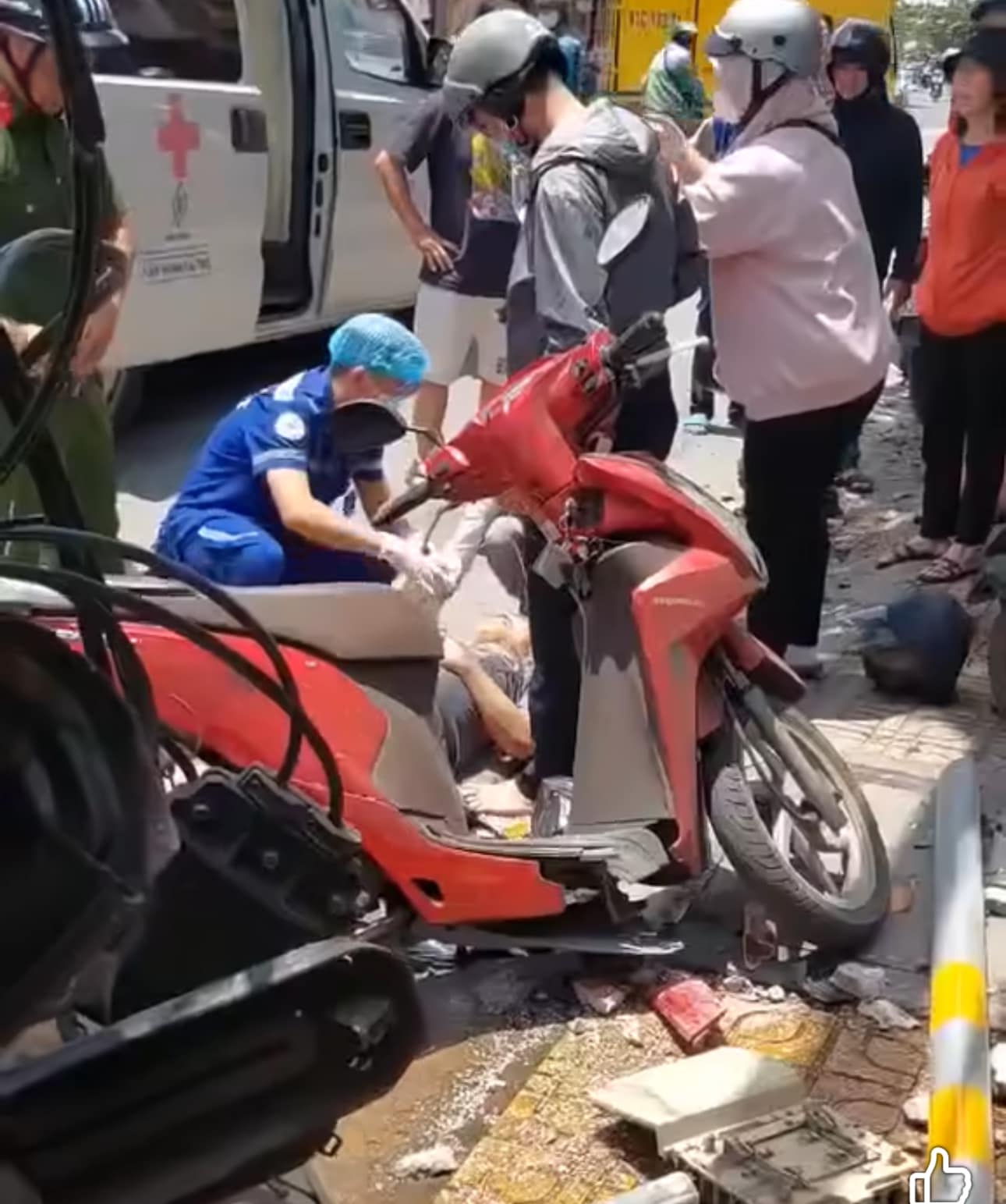 Ô tô bán tải lao lên vỉa hè, đâm người đàn ông chạy xe máy: Tài xế có dấu hiệu bất thường- Ảnh 4.