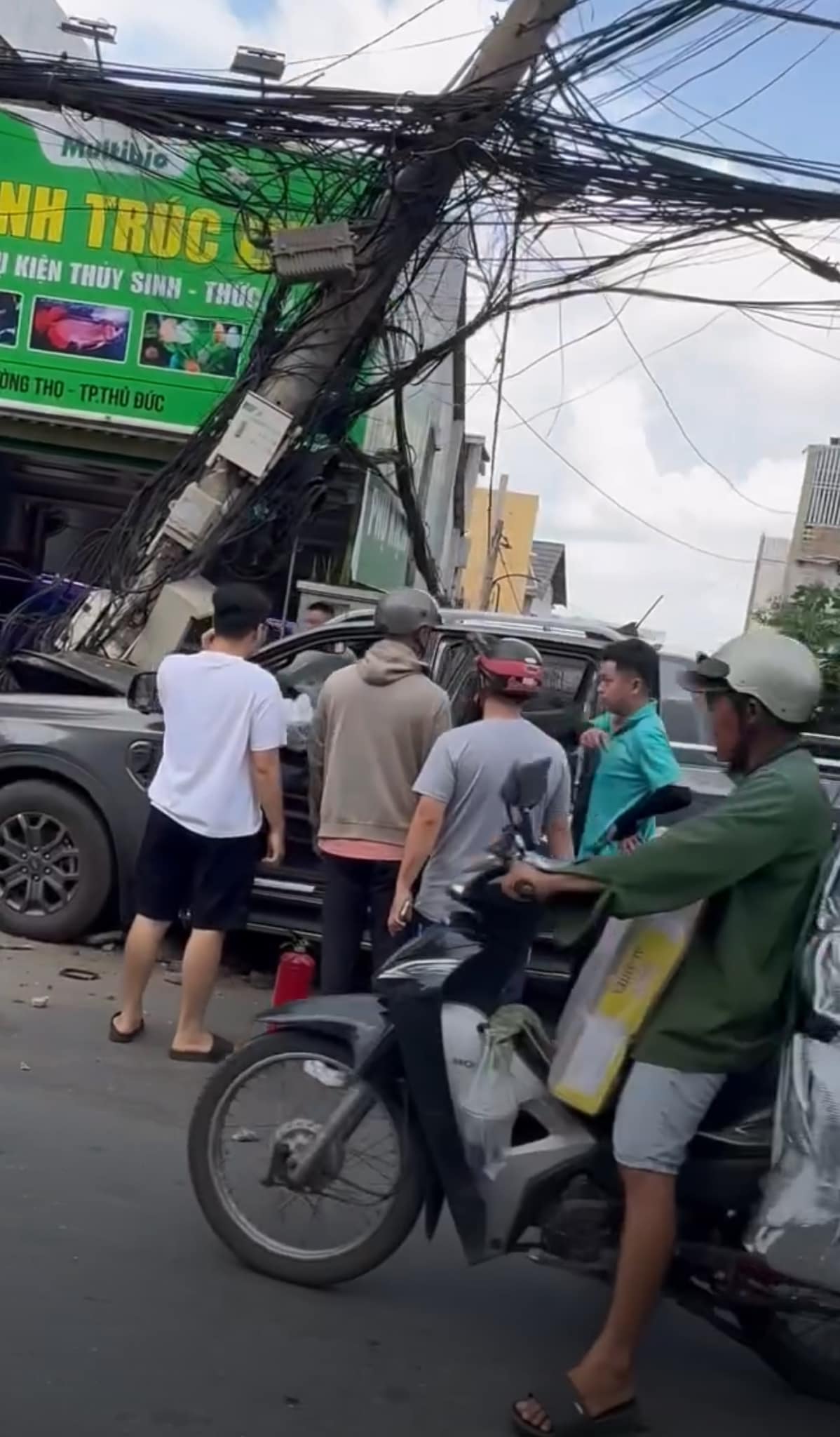 Ô tô bán tải lao lên vỉa hè, đâm người đàn ông chạy xe máy: Tài xế có dấu hiệu bất thường- Ảnh 3.