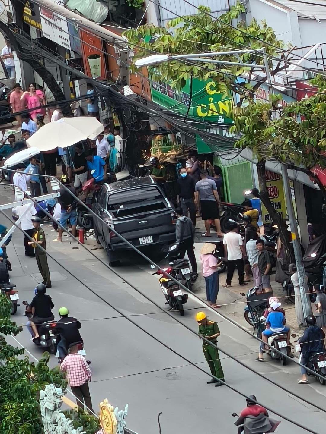 Ô tô bán tải lao lên vỉa hè, đâm người đàn ông chạy xe máy: Tài xế có dấu hiệu bất thường- Ảnh 2.
