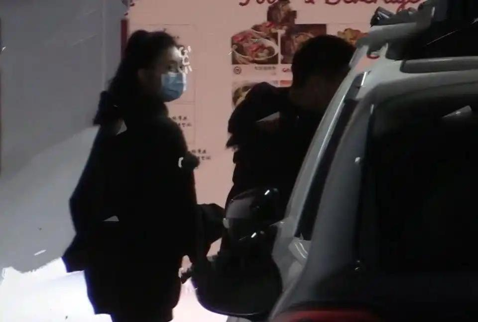 "Tóm gọn" siêu mẫu Victoria's Secret tàn tạ, "chiến tranh lạnh" với thiếu gia sòng bạc Macau giữa drama cắm sừng- Ảnh 4.