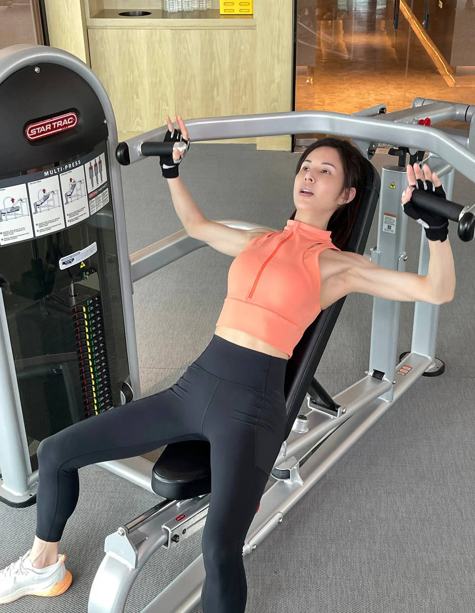 Lý Nhược Đồng khoe body cực phẩm tuổi 58: Vòng eo số 11, cánh tay săn chắc và thần thái không tuổi- Ảnh 6. Lý Nhược Đồng khoe body cực phẩm tuổi 58: Vòng eo số 11, cánh tay săn chắc và thần thái không tuổi- Ảnh 6.