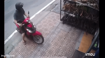 Ô tô bán tải lao lên vỉa hè, đâm người đàn ông chạy xe máy: Tài xế có dấu hiệu bất thường- Ảnh 1.
