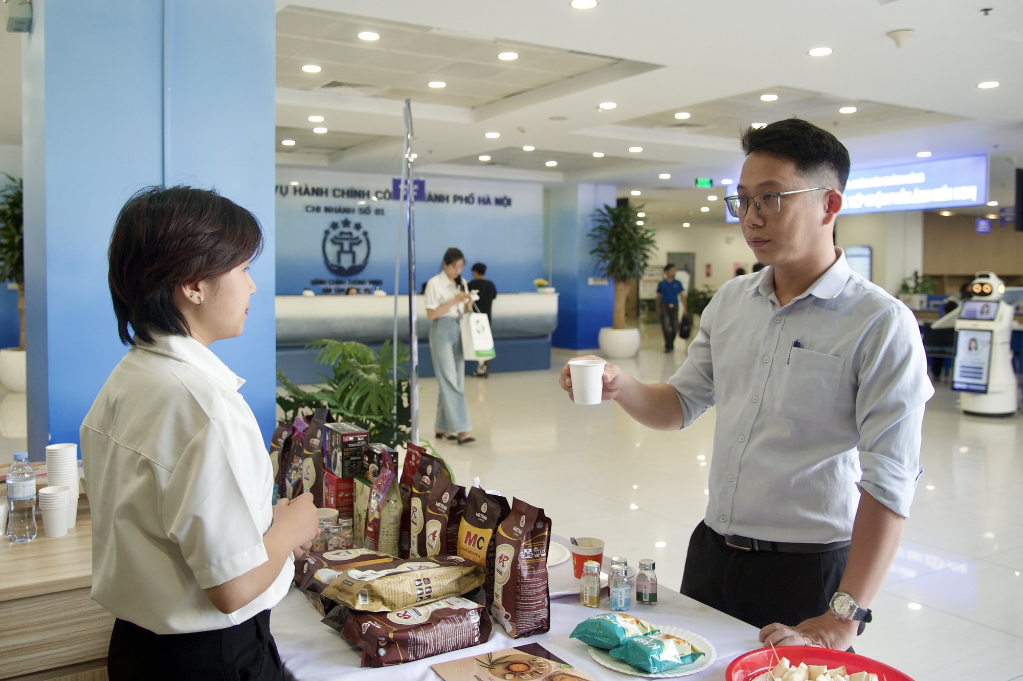 Người dân Hà Nội bất ngờ nhận được rất nhiều tiện ích miễn phí khi đi làm thủ tục hành chính- Ảnh 10. Người dân Hà Nội bất ngờ nhận được rất nhiều tiện ích miễn phí khi đi làm thủ tục hành chính- Ảnh 10.
