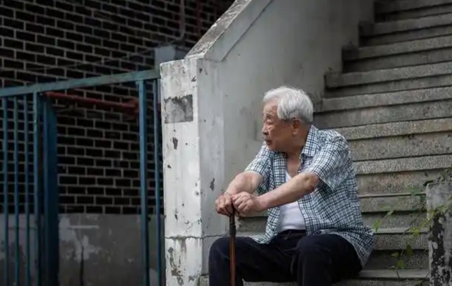 "Lỡ miệng" tiết lộ sổ tiết kiệm, ông lão U70 bị con trai vét sạch rồi lạnh lùng quay lưng- Ảnh 2.