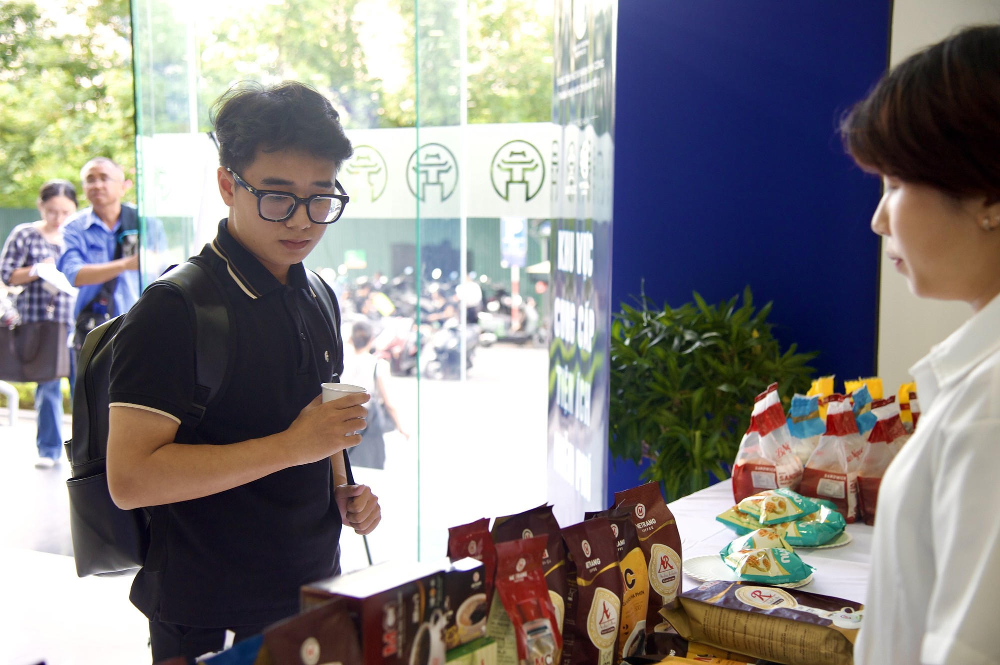 Người dân Hà Nội bất ngờ nhận được rất nhiều tiện ích miễn phí khi đi làm thủ tục hành chính- Ảnh 5. Người dân Hà Nội bất ngờ nhận được rất nhiều tiện ích miễn phí khi đi làm thủ tục hành chính- Ảnh 5.
