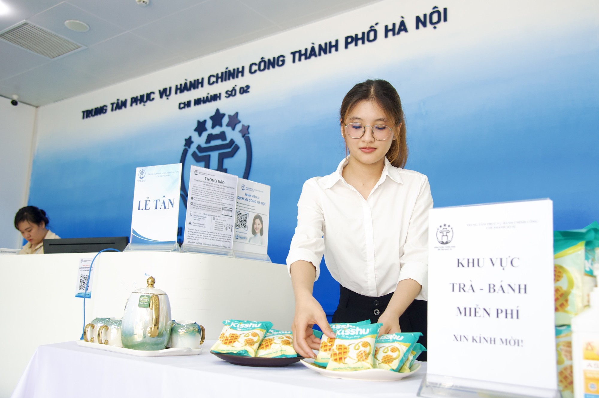 Người dân Hà Nội bất ngờ nhận được rất nhiều tiện ích miễn phí khi đi làm thủ tục hành chính- Ảnh 4. Người dân Hà Nội bất ngờ nhận được rất nhiều tiện ích miễn phí khi đi làm thủ tục hành chính- Ảnh 4.