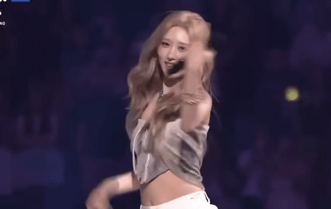 3 giây bị "quăng mic" khiến công chúa Kpop giật thót tim- Ảnh 4.