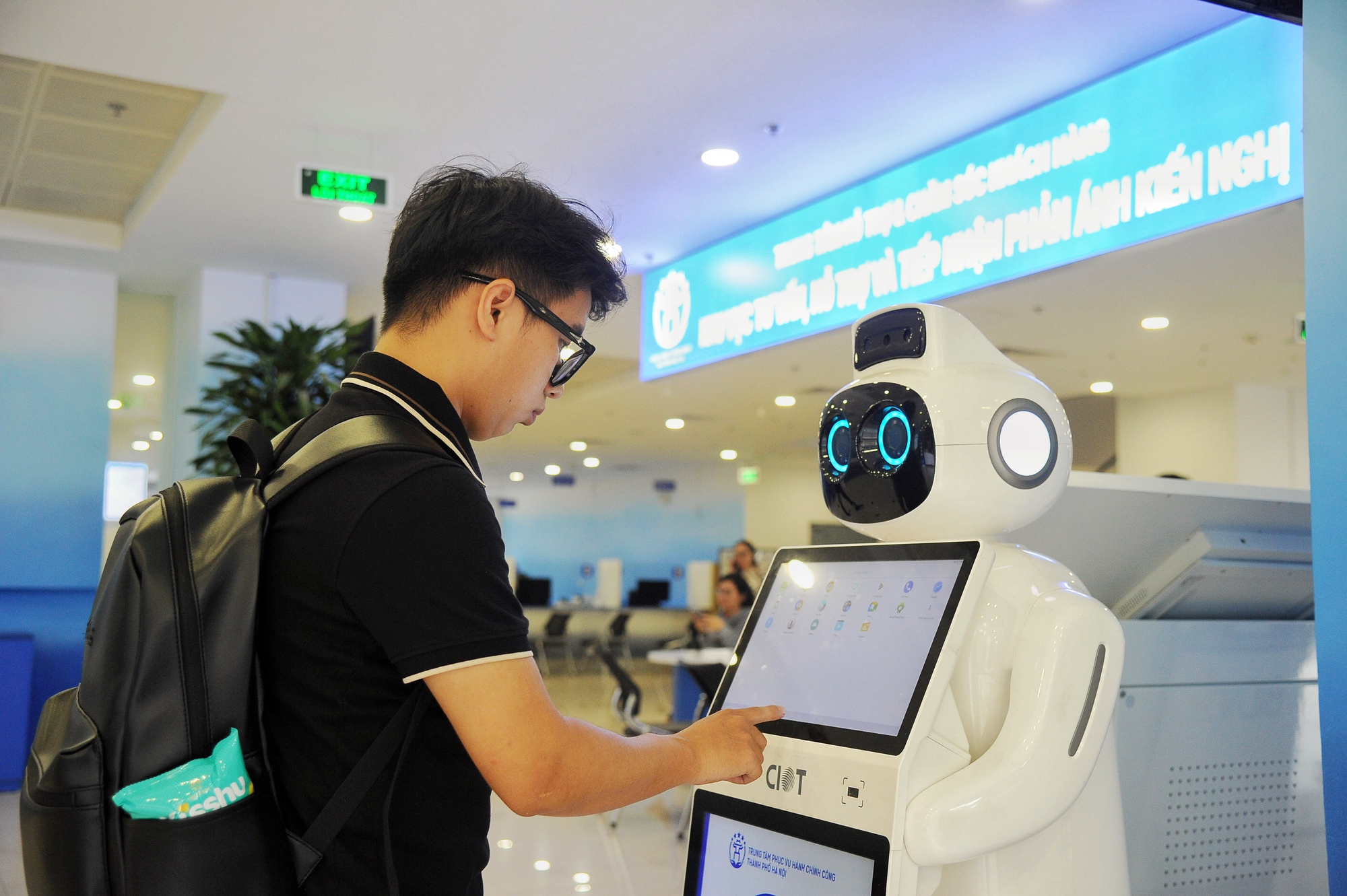 Người dân Hà Nội bất ngờ nhận được rất nhiều tiện ích miễn phí khi đi làm thủ tục hành chính- Ảnh 6. Người dân Hà Nội bất ngờ nhận được rất nhiều tiện ích miễn phí khi đi làm thủ tục hành chính- Ảnh 6.