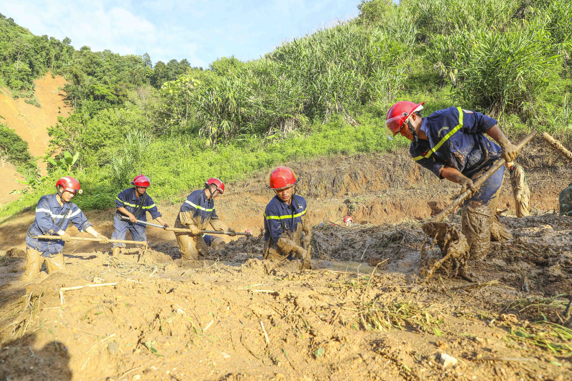 Chiến sĩ ngâm bùn tìm kiếm nạn nhân mất tích do sạt lở đất ở Điện Biên- Ảnh 13.