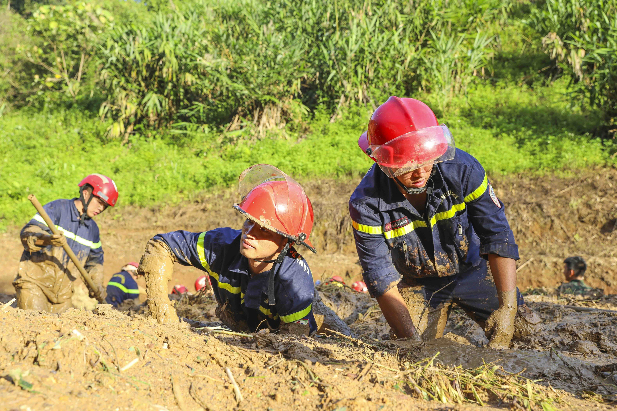 Chiến sĩ ngâm bùn tìm kiếm nạn nhân mất tích do sạt lở đất ở Điện Biên- Ảnh 5.