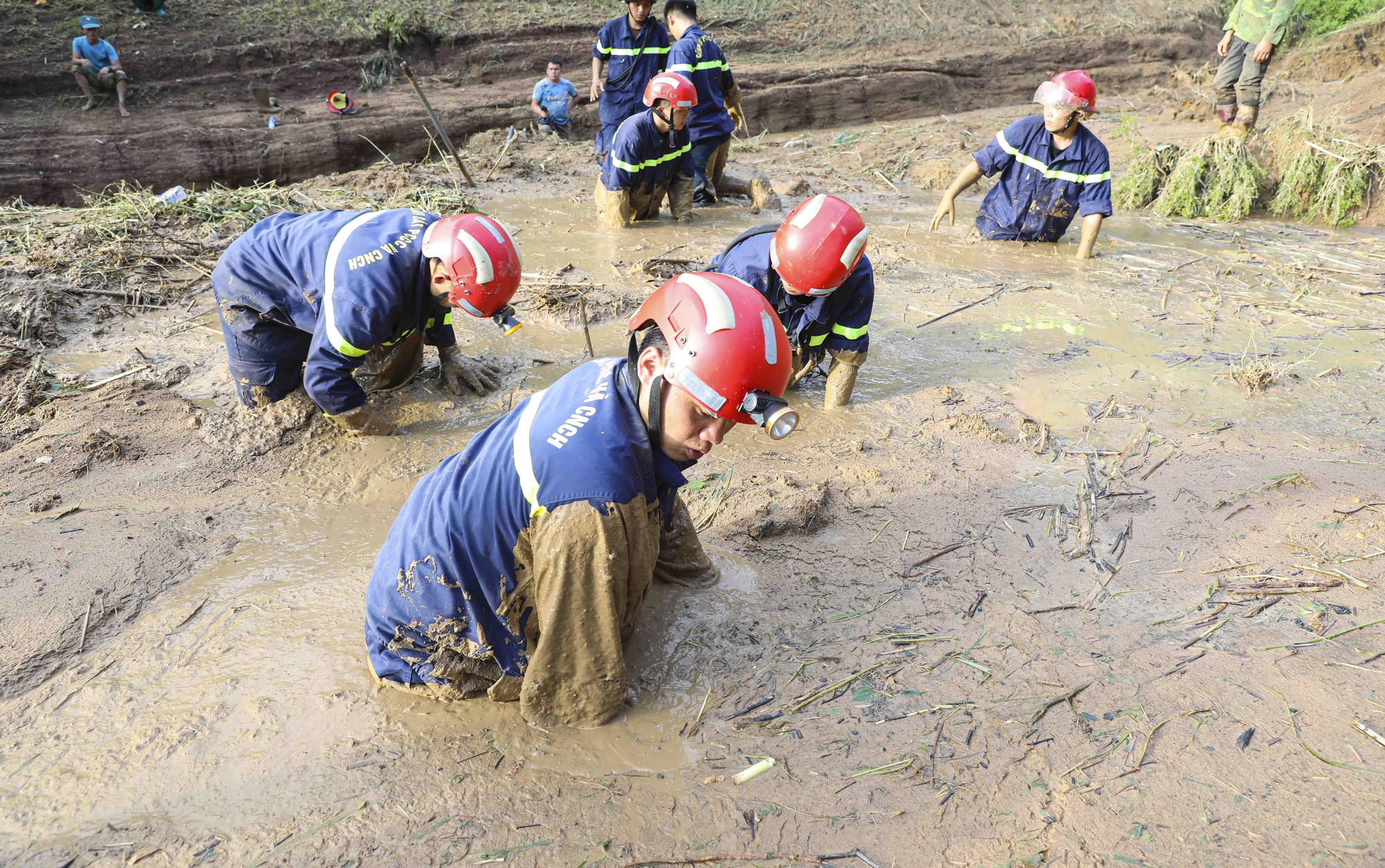 Chiến sĩ ngâm bùn tìm kiếm nạn nhân mất tích do sạt lở đất ở Điện Biên- Ảnh 7.