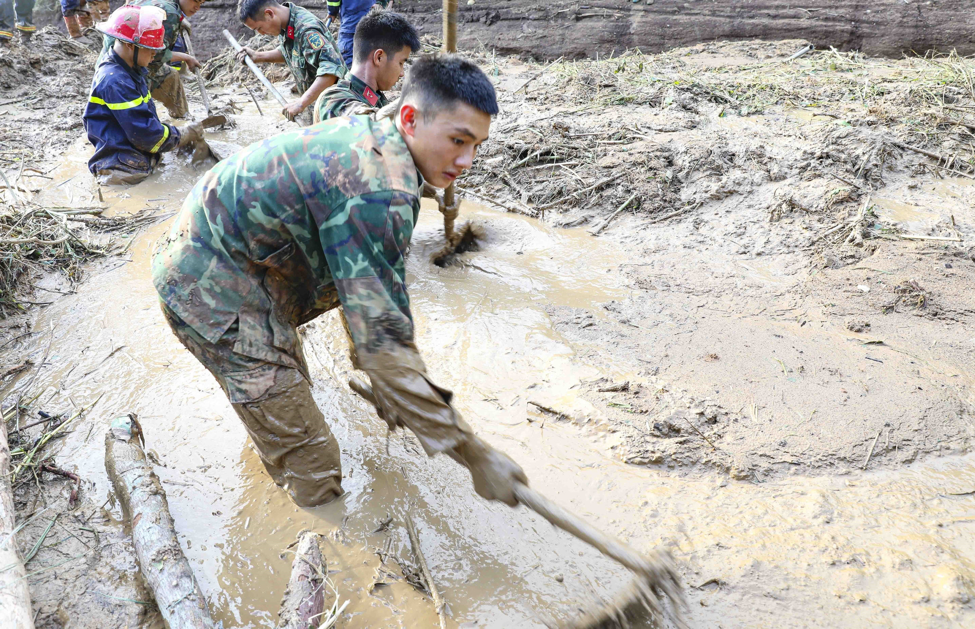 Chiến sĩ ngâm bùn tìm kiếm nạn nhân mất tích do sạt lở đất ở Điện Biên- Ảnh 11.