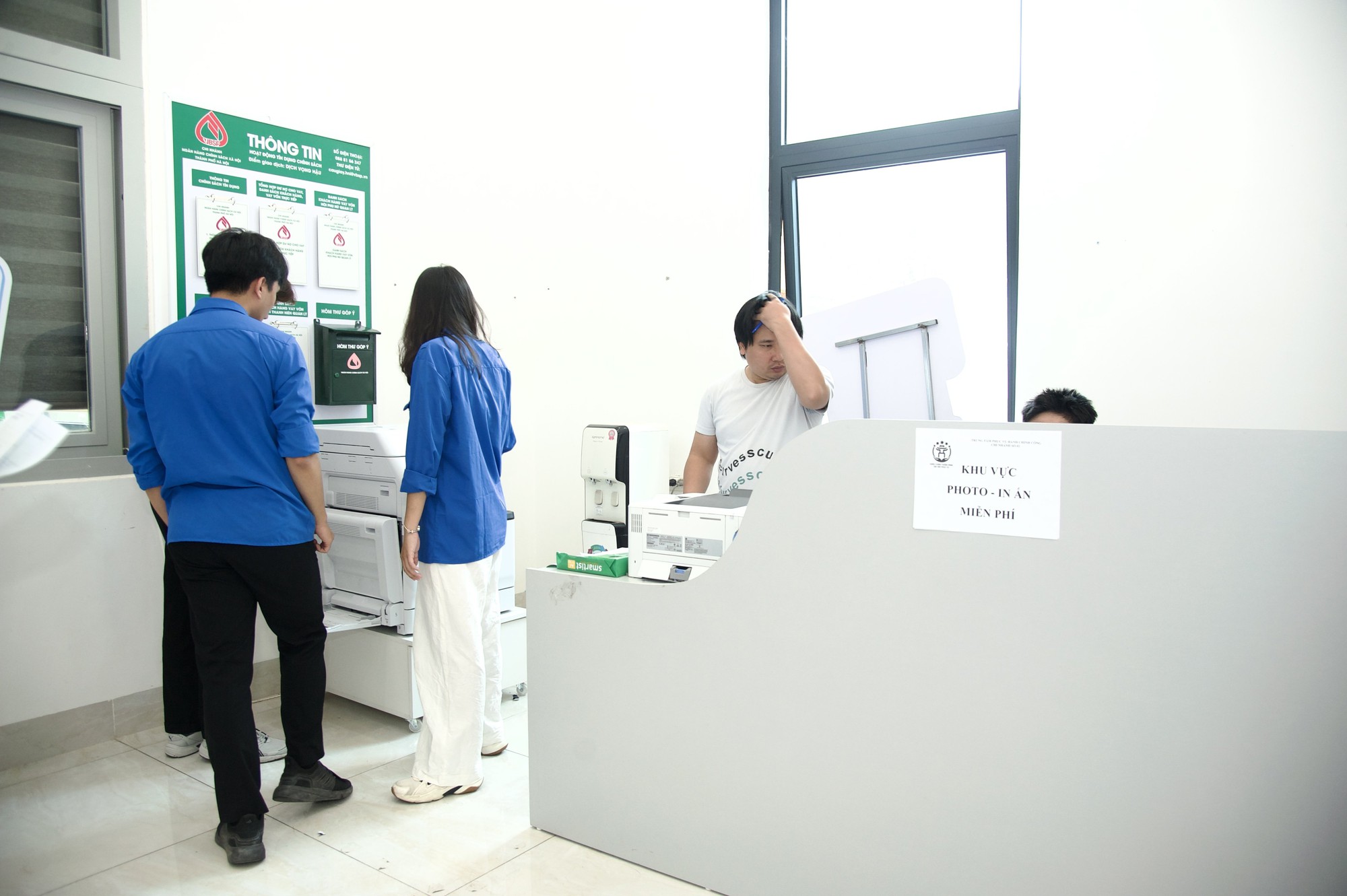 Người dân Hà Nội bất ngờ nhận được rất nhiều tiện ích miễn phí khi đi làm thủ tục hành chính- Ảnh 11. Người dân Hà Nội bất ngờ nhận được rất nhiều tiện ích miễn phí khi đi làm thủ tục hành chính- Ảnh 11.
