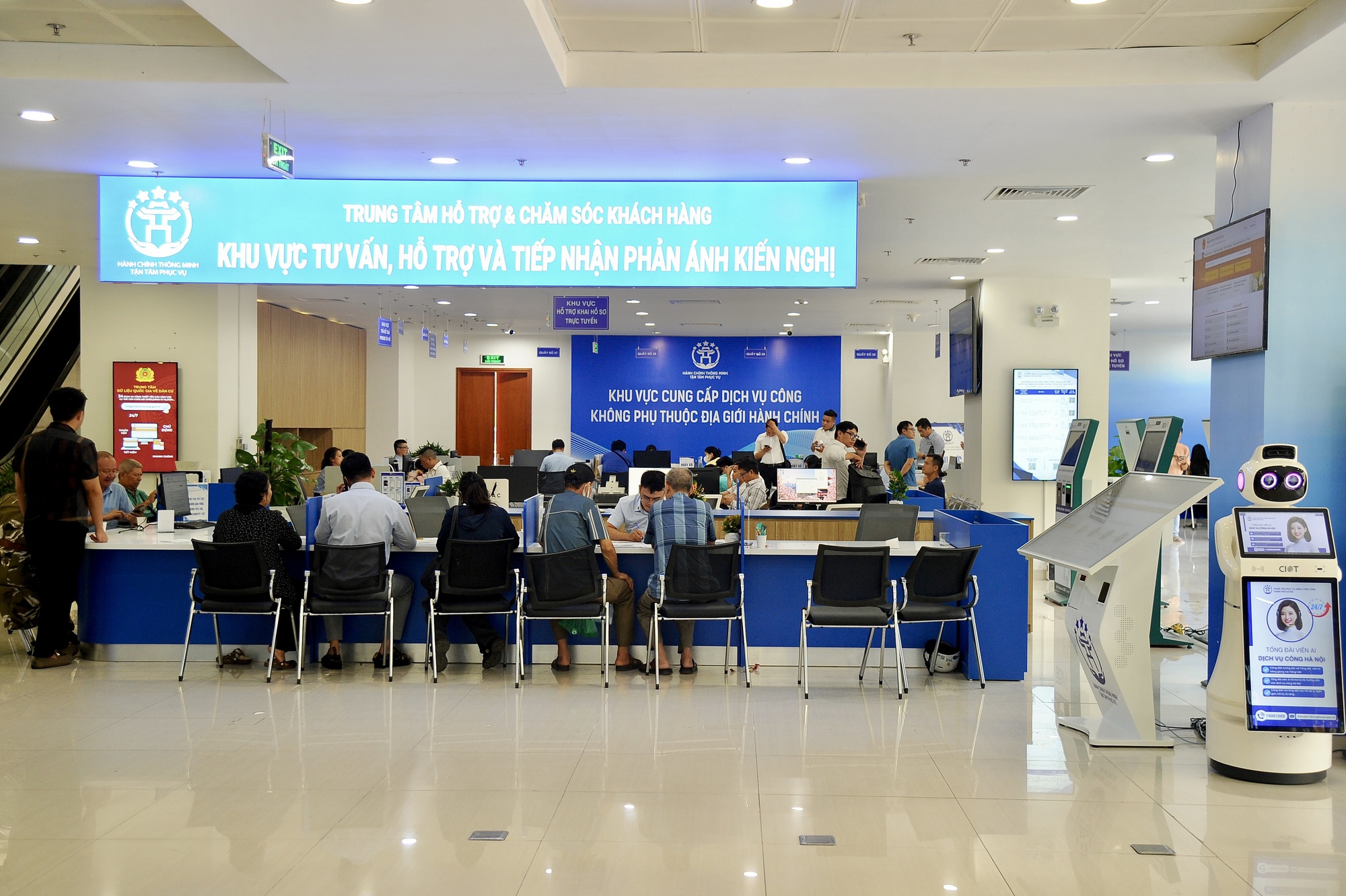 Người dân Hà Nội bất ngờ nhận được rất nhiều tiện ích miễn phí khi đi làm thủ tục hành chính- Ảnh 1. Người dân Hà Nội bất ngờ nhận được rất nhiều tiện ích miễn phí khi đi làm thủ tục hành chính- Ảnh 1.