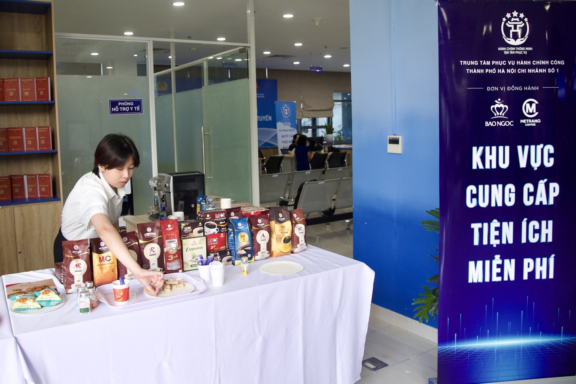 Người dân Hà Nội bất ngờ nhận được rất nhiều tiện ích miễn phí khi đi làm thủ tục hành chính- Ảnh 8. Người dân Hà Nội bất ngờ nhận được rất nhiều tiện ích miễn phí khi đi làm thủ tục hành chính- Ảnh 8.