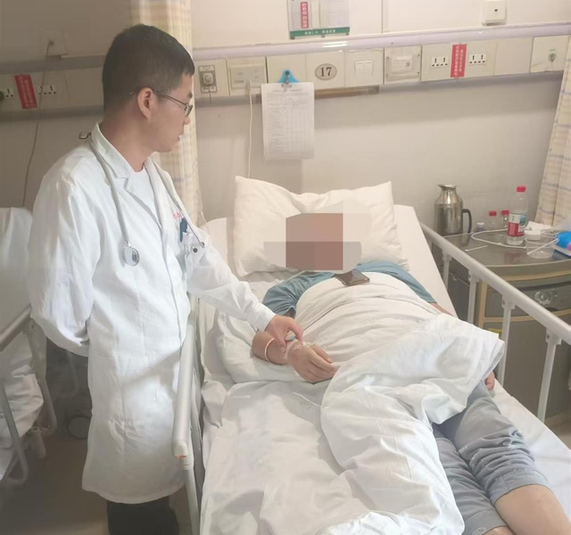 Người đàn ông bất ngờ bị suy thận: Bác sĩ nói thẳng “uống nước kiểu này cực nguy hiểm, nhiều người mắc”- Ảnh 1.